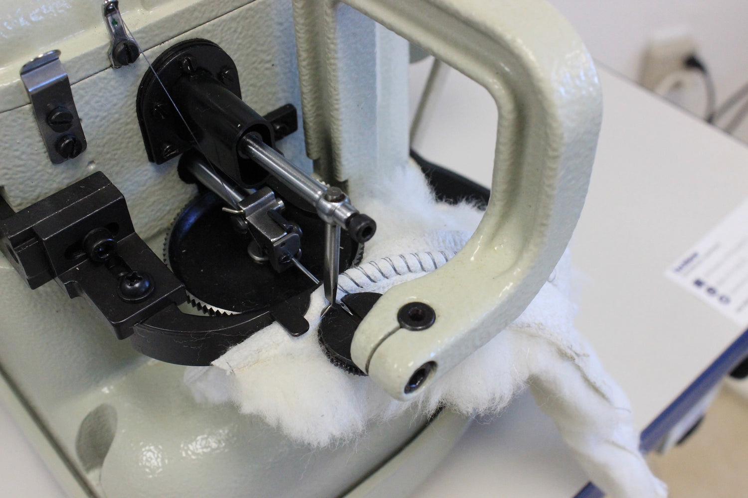 Disc Feed System with Overseam Stitch